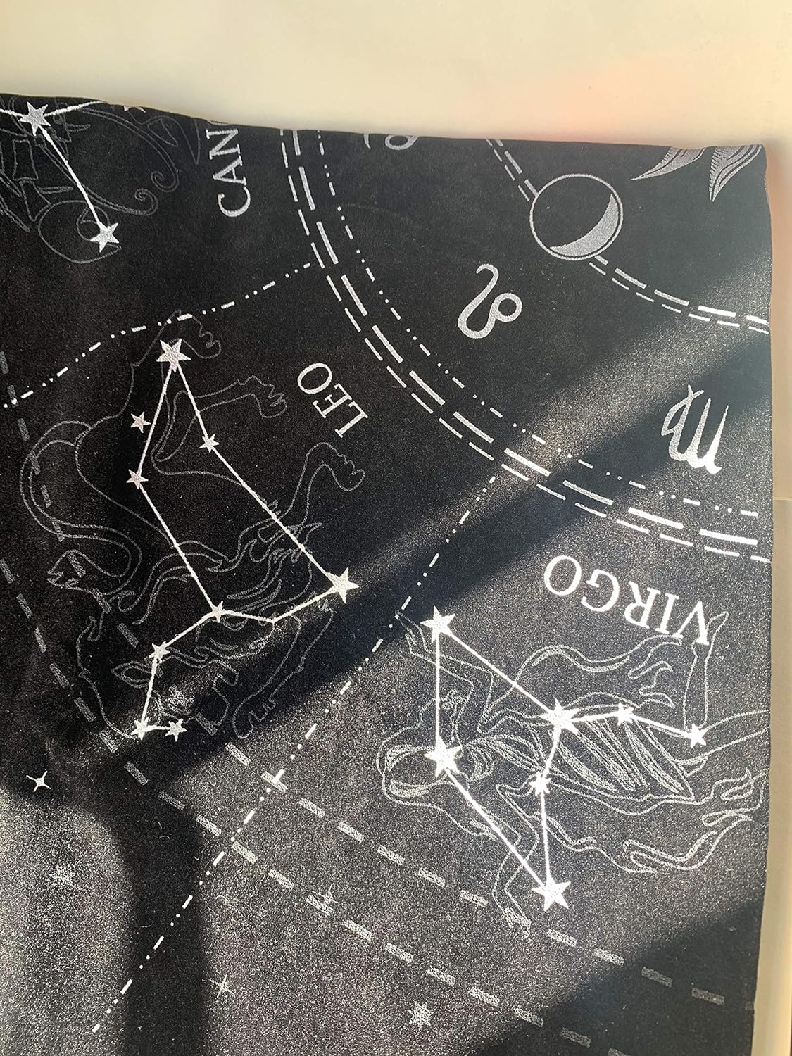 Hiplya Altar Tarot Card Cloth 12 Constellations Zodiac Signs Counter-clockwise Tablecloth Astrology Tarot Divination Cards Table Cloth Tapestry Black(Counter-clockwise (23.6in))